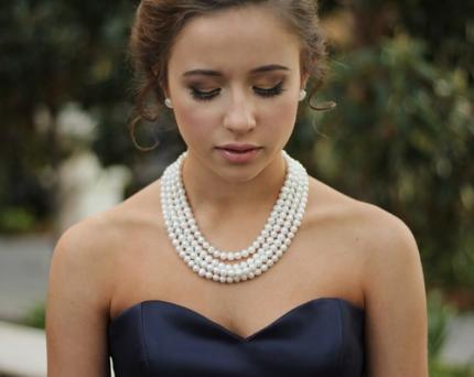 Подходящите бижута за малката черна рокля