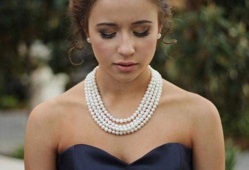 Подходящите бижута за малката черна рокля